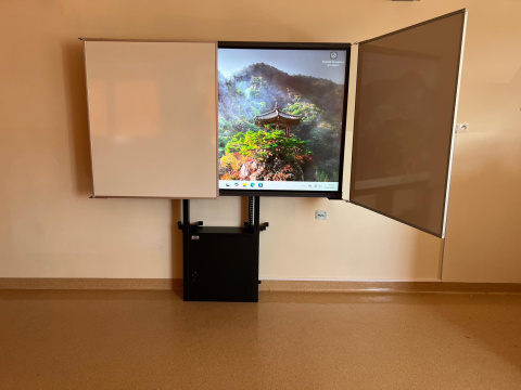 Regulowany elektrycznie stojak z suchościeralną tablicą skrzydłową dla monitora 65" Regulowany elektrycznie stojak z suchościeralną tablicą skrzydłową dla monitora 65"